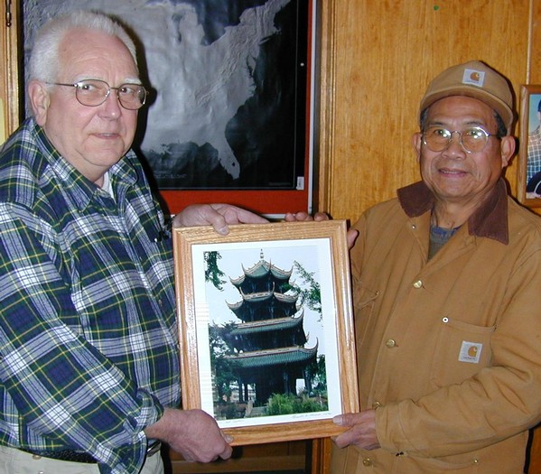 Bill Cawthon accepts photo from Orlando Rivero